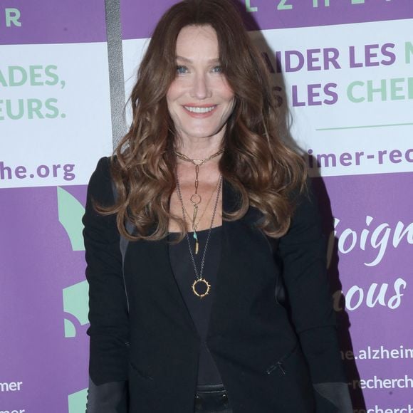 Ancien mannequin et chanteuse, elle mise sur une hygiène de vie équilibrée.

Carla Bruni au photocall de la soirée de gala de la Fondation Recherche Alzheimer- Paris 2026 à l'Olympia le 30 mars 2026.

© Borde / Rindoff / Bestimage