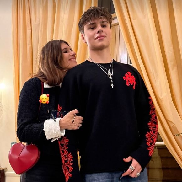 Sur le selfie, Cameron Hallyday porte un teeshirt noir

Cameron Hallyday, le fils cadet de David Hallyday aux côtés de sa maman Alexandra Pastor. (Capture d'écran Instagram - 2025).