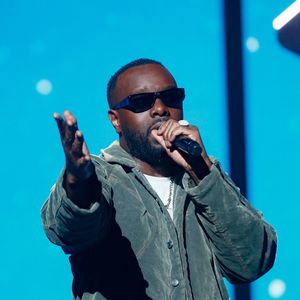 Gims sur scène lors de la 40ème édition des Victoires de la Musique à la Seine Musicale à Boulogne-Billancourt, France, le 13 février 2025. © Christophe Clovis/Bestimage