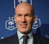 Le champion du monde 1998 est devenu le nouveau sélectionneur des Bleus pour un mandat de quatre ans, avec plusieurs objectifs majeurs fixés jusqu'en 2030.

L'ancien international français de football Zinédine Zidane s'exprime lors d'une conférence de presse visant à le présenter comme le nouveau sélectionneur de l'équipe de France, au siège de la Fédération française de football (FFF) à Paris, le 28 juillet 2026.© Christian Liewig/Bestimage