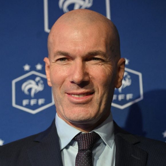 Le champion du monde 1998 est devenu le nouveau sélectionneur des Bleus pour un mandat de quatre ans, avec plusieurs objectifs majeurs fixés jusqu'en 2030.

L'ancien international français de football Zinédine Zidane s'exprime lors d'une conférence de presse visant à le présenter comme le nouveau sélectionneur de l'équipe de France, au siège de la Fédération française de football (FFF) à Paris, le 28 juillet 2026.© Christian Liewig/Bestimage