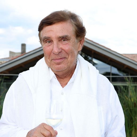 Jean-Pierre Foucault au Château Duhart-Milon à Pauillac en Gironde, le 11 juillet 2024. - Festival International du Film en Médoc " Les Vendanges du 7ème Art" à Pauillac. © Jean-© Marc Lhomer/Bestimage
