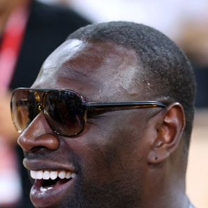 Mais Laure Boulleau et Bruno Cheyrou n'étaient pas les seules célébrités ce jour dans les tribunes de Monaco-Paris : les photographes ont en effet immortalisé, non loin du couple d'anciens footballeurs, la présence d'Omar Sy !

Omar Sy - Célébrités assistent à la victoire de Monaco qui a remporté le match 4 de la finale de Betclic Élite face à Paris (80-74), Monaco le 22 juin 2025. © Stephane Pillaud / PsnewZ / Bestimage