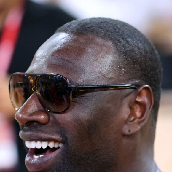 Mais Laure Boulleau et Bruno Cheyrou n'étaient pas les seules célébrités ce jour dans les tribunes de Monaco-Paris : les photographes ont en effet immortalisé, non loin du couple d'anciens footballeurs, la présence d'Omar Sy !

Omar Sy - Célébrités assistent à la victoire de Monaco qui a remporté le match 4 de la finale de Betclic Élite face à Paris (80-74), Monaco le 22 juin 2025. © Stephane Pillaud / PsnewZ / Bestimage