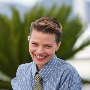 Ces derniers mois, l'actrice s’est imposée ces derniers mois comme l’une des figures du style masculin-féminin. 


Mélanie Thierry pose lors d'une séance photo pour le film « Une vie de femme » à la 79e édition du Festival de Cannes, à Cannes, dans le sud de la France, le 14 mai 2026. Photo : Xinhua/ABACAPRESS.COM/Wu Huiwo)