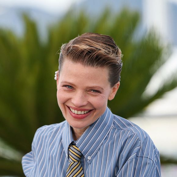 Ces derniers mois, l'actrice s’est imposée ces derniers mois comme l’une des figures du style masculin-féminin. 


Mélanie Thierry pose lors d'une séance photo pour le film « Une vie de femme » à la 79e édition du Festival de Cannes, à Cannes, dans le sud de la France, le 14 mai 2026. Photo : Xinhua/ABACAPRESS.COM/Wu Huiwo)