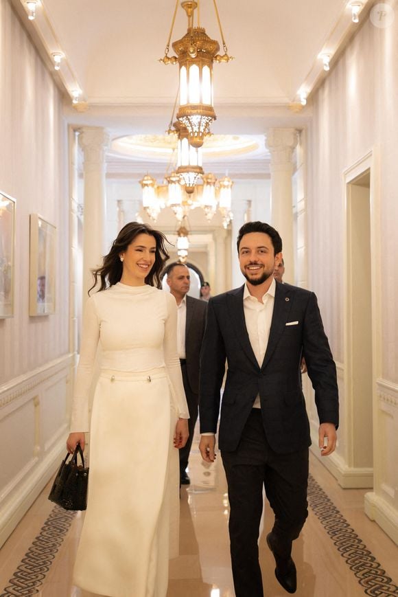 Des détails qui ont été très remarqués par les internautes.

Le prince héritier de Jordanie, Al Hussein bin Abdullah II, et son épouse, la princesse Rajwa Al Hussein, reçoivent les meilleurs élèves du Tawjihi (équivalent de la fin des études secondaires ou du baccalauréat) pour l'année académique 2024-2025, et les félicitent pour leur réussite, au palais Basman, à Amman, en Jordanie, le 15 août 2025. © Balkis Press/ABACAPRESS.COM