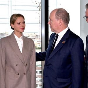 Le prince Albert II de Monaco et la princesse Charlene ont visité en compagnie de M. Thomas Bataglione, l'administrateur et directeur général de la SMEG, le nouveau siège social de la société, installé dans le quartier de Fontvieille à Monaco, le 15 octobre 2025. © Bruno Bebert / Bestimage