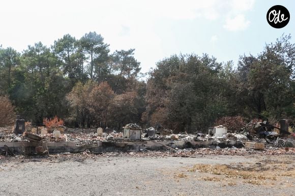 Incendies en Gironde - Une des nombreuses maisons détruites avenue des Lacs au Porge en Gironde, le 31 juillet 2026.©Jean-Marc LHOMER/Bestimage.