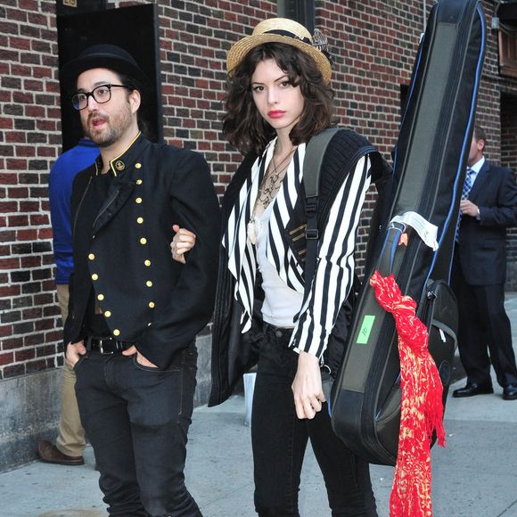 Sean Lennon, sa petite-amie Charlotte Kemp Muhl, et sa mere Yoko Ono se rendent au "Late Show With David Letterman" a New York, le 2 octobre 2013. FAMEFLYNET / BESTIMAGE