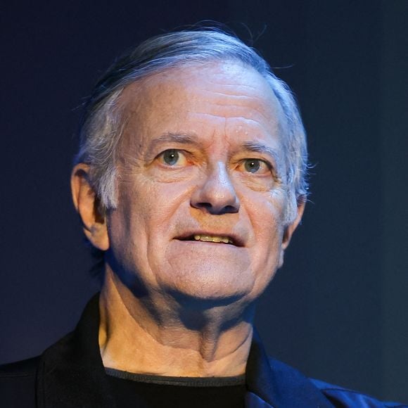 Francis Huster assiste à la remise du trophée APAJH 2022 au Carrousel du Louvre le 21 novembre 2022 à Paris, France. Photo by Nasser Berzane/ABACAPRESS.COM