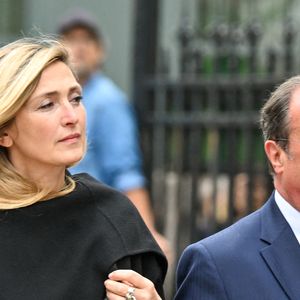 Elle a laissé le souvenir d’une femme généreuse, engagée et proche des Français.

François Hollande et son épouse Julie Gayet aux funérailles de B. Chirac à la basilique Sainte-Clotilde à Paris (7e) le 12 juin 2026. L’ancienne première dame de France est décédée le 5 juin 2026 à l’âge de 93 ans. 
© Jacovides / Liewig / Bestimage