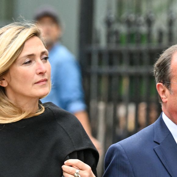 Elle a laissé le souvenir d’une femme généreuse, engagée et proche des Français.

François Hollande et son épouse Julie Gayet aux funérailles de B. Chirac à la basilique Sainte-Clotilde à Paris (7e) le 12 juin 2026. L’ancienne première dame de France est décédée le 5 juin 2026 à l’âge de 93 ans. 
© Jacovides / Liewig / Bestimage