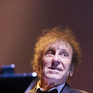 Exclusif - Alain Souchon - XVème gala pour la Fondation Recherche Alzheimer à l'Olympia à Paris le 14 mars 2022. Sous la direction artistique de P. Souchon, des grands noms de la chanson française se mobilisent autour d'un concert sur le thème "2 générations chantent pour la 3ème". L'intégralité des bénéfices de cette soirée servira à financer la recherche sur la maladie d'Alzheimer. ©  Jack Tribeca/Bestimage