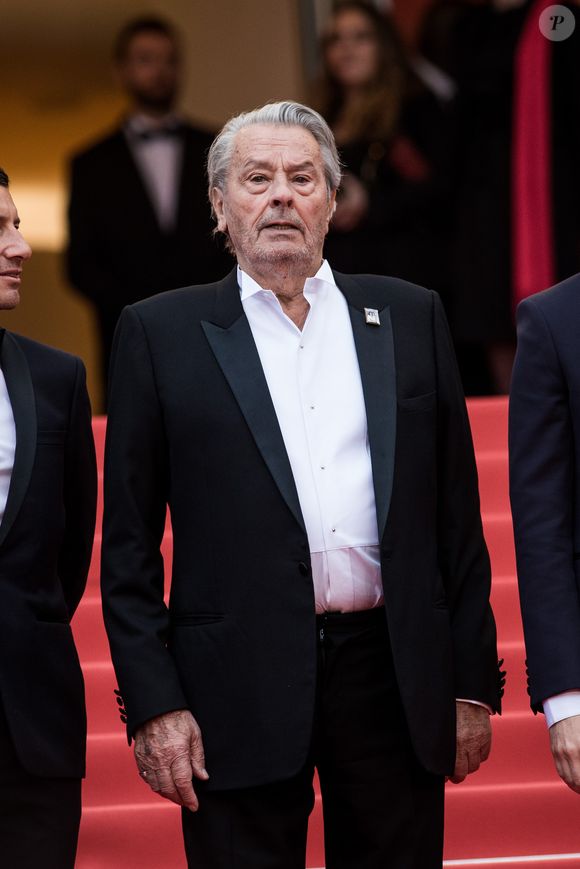Une réunion est organisée mercredi entre les différentes parties. 

Alain Delon (avec un badge Paris Match d'une ancienne couverture du magazine titrant "Alain Delon, mes deux amours, Rosalie et Anouchka) - Montée des marches du film "A Hidden Life" lors du 72ème Festival International du Film de Cannes. Le 19 mai 2019
© Jacovides-Moreau / Bestimage