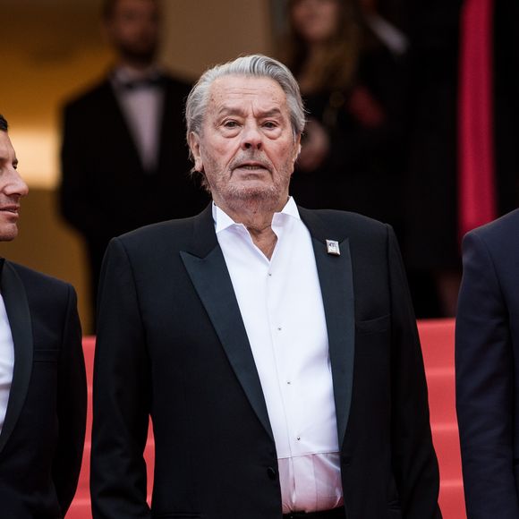 Une réunion est organisée mercredi entre les différentes parties. 

Alain Delon (avec un badge Paris Match d'une ancienne couverture du magazine titrant "Alain Delon, mes deux amours, Rosalie et Anouchka) - Montée des marches du film "A Hidden Life" lors du 72ème Festival International du Film de Cannes. Le 19 mai 2019
© Jacovides-Moreau / Bestimage