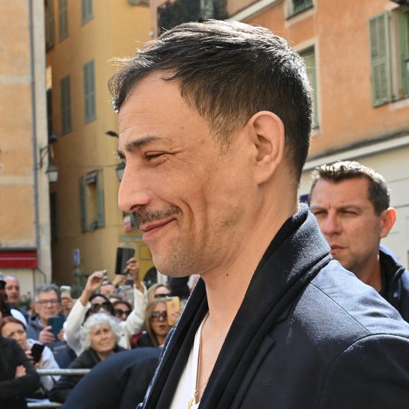 Les portes de la cathédrale Sainte-Réparate se sont ouvertes ce vendredi matin pour un dernier hommage à Loana. 

Steevy Boulay - Sorties des obsèques de Loana Petrucciani dans la cathédrale Sainte-Réparate à Nice. L'ancienne star de téléréalité a été retrouvée morte dans son appartement niçois par les autorités. © Bruno Bebert/Bestimage