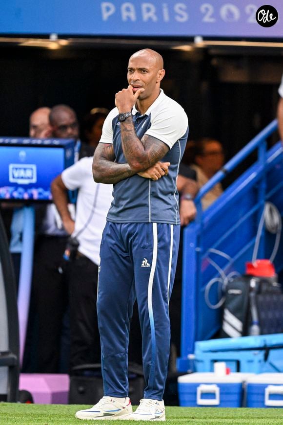 Avec sa carrière de footballeur puis ses nouvelles fonctions, il a été amené à voyager très régulièrement, notamment entre Paris et Londres. 

Thierry Henry lors de la finale qui oppose la France à l’Espagne (3-5) pour les Jeux Olympiques au Parc des Princes à Paris, le 9 aout 2024. © Jacovides-Perusseau / Bestimage