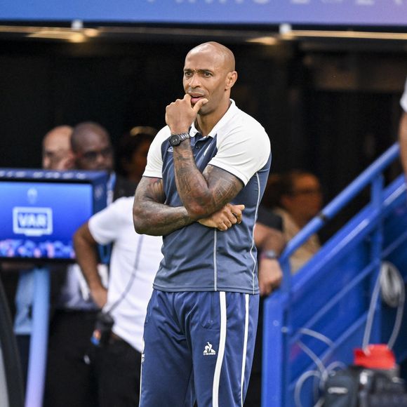 Avec sa carrière de footballeur puis ses nouvelles fonctions, il a été amené à voyager très régulièrement, notamment entre Paris et Londres. 

Thierry Henry lors de la finale qui oppose la France à l’Espagne (3-5) pour les Jeux Olympiques au Parc des Princes à Paris, le 9 aout 2024. © Jacovides-Perusseau / Bestimage