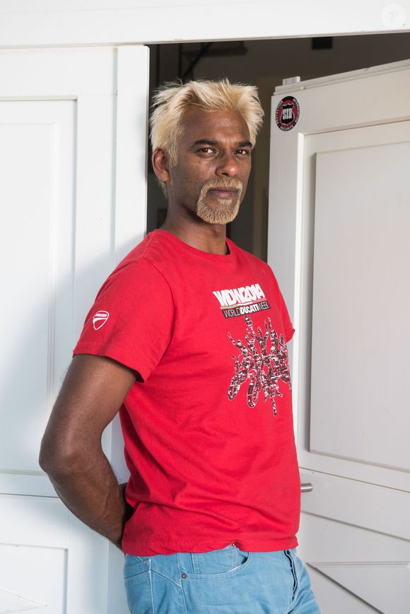 Il est né en 1976 à Pondichéry en Inde

Satya Oblette à la maison avec sa famille (Julia, sa nouvelle compagne, Ines et Dahlia, les filles de sa nouvelle compagne) à Dully, en Suisse, le 04 juin 2015. Photo by Loona/ABACAPRESS.COM