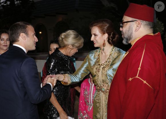 Le roi du Maroc Mohammed VI, à droite, et la princesse Lalla Salma, accueillent le président français Emmanuel Macron et son épouse Brigitte Macron, au centre, avant d'assister au repas de l'Iftar. Photo by Abdeljalil Bounhar/Pool/ABACAPRESS.COM