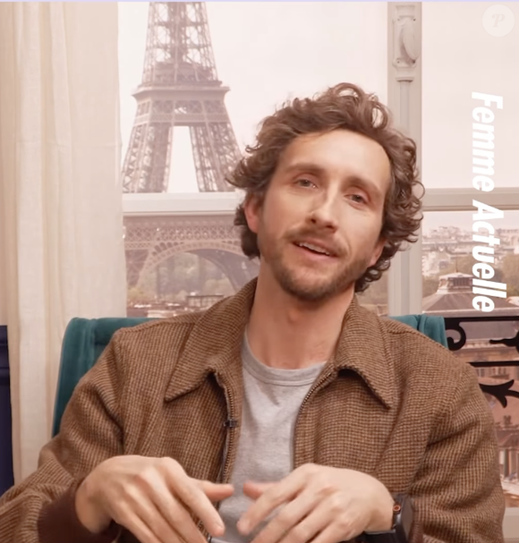 "J'avoue que en étant très souvent en retard, j'utilise très souvent les bottes. Le petit tips que je vous donne, c'est de les garder dans l'entrée. Les chaussures sont très lentes, c'est très chiant à mettre et tout ça machin, les Converse, la languette qui se met comme ça et tout. Mettez une paire de bottes en caoutchouc, pouf, ça va très vite !", confie-t-il dans un entretien avec Femme actuelle. 


Baptiste Lecaplain sur le compte Instagram de Femme Actuelle.