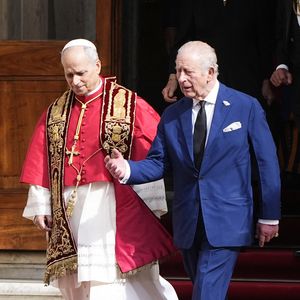 Le roi Charles III d'Angleterre et Camilla Parker Bowles, reine consort d'Angleterre, quittent le pape Léon XIV après avoir assisté au service œcuménique dans la chapelle Sixtine au Vatican, le 23 octobre 2025. Photo par PA Photo/ Bestimage