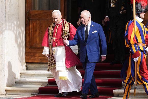 Le roi Charles III d'Angleterre et Camilla Parker Bowles, reine consort d'Angleterre, quittent le pape Léon XIV après avoir assisté au service œcuménique dans la chapelle Sixtine au Vatican, le 23 octobre 2025. Photo par PA Photo/ Bestimage