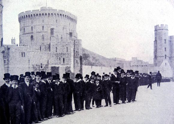 Garçons de l'école publique d'Eton au château de Wiondsor, en Angleterre, en 1922 Photo by World History Archive/ABACAPRESS.COM