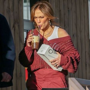 Cette même Jennifer Lopez qui affiche un visage et un corps qui semblent totalement épargnés par les marques du temps

Exclusif - Jennifer Lopez et son mari Ben Affleck se baladent et font du shopping avec leurs enfants Samuel, Emme et Maximilian lors du week-end d'Halloween dans Brentwood à Los Angeles le 30 octobre 2022. Backgrid USA / Bestimage