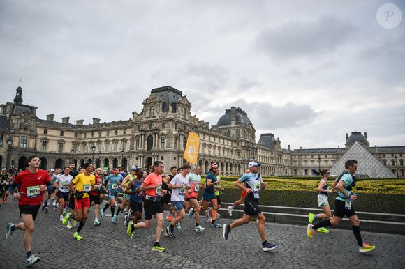 Des coureurs participent au Marathon de Paris 2025 à Paris le 13 avril 2025. Photo by Firas Abdullah/ABACAPRESS.COM