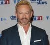 Déjà candidat de la version américaine en 2007, il s’est préparé physiquement et mentalement pour la compétition.

Ian Ziering - Photocall de lancement de la saison 2026 de "Danse avec les stars" (DALS) au siège de TF1 à Boulogne-Billancourt le 18 décembre 2025. © Coadic Guirec/Bestimage