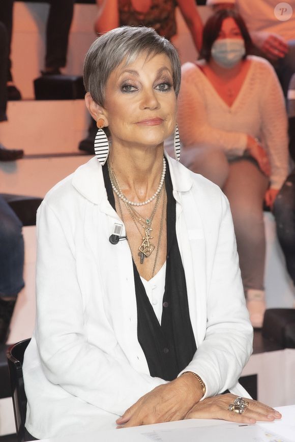 "J'ai toujours prévu qu’il m’emmerderait à la fin de notre vie à aller à la pêche et que moi je l'emmerderai en allant faire des courses et en peignant avec des chevalets plein la maison. Donc il faut qu’il dure parce que j’ai l’intention de respecter ce plan de base.”
Exclusif - Isabelle Morini-Bosc - Emission TPMP (Touche Pas à Mon Poste) présentée par C.Hanouna en direct le 05/10/21 sur C8, avec pour invités  - Paris le 05/10/21 © Jack Tribeca / Bestimage