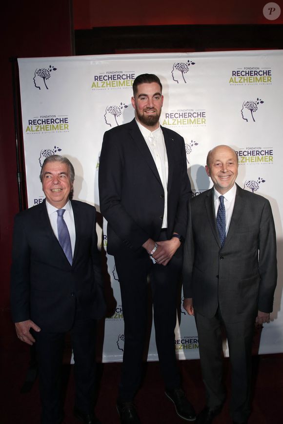 Professeur Bruno Dubois, Vincent Pourchot (Joueur de basket-ball de 2,22 Mètres) et Docteur Olivier de Ladoucette - Photocall du 16ème Gala de la Fondation « Recherche Alzheimer » à l’Olympia à Paris. Le 20 mars 2023
© Bertrand Rindoff Petroff / Bestimage