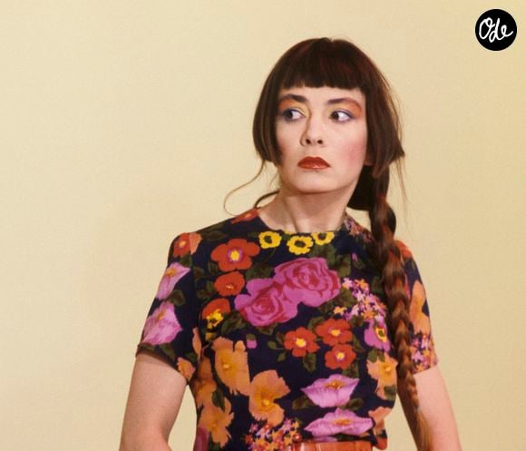 En France, à Paris, le groupe les Rita Mitsouko sur un plateau un peu asexuée, Catherine Ringer seule, vêtue de couleurs vives, gesticulant. © Gérard Letellier via Bestimage