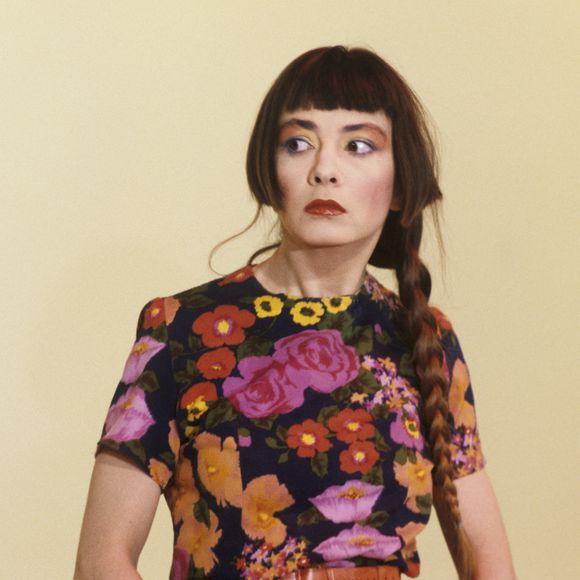 En France, à Paris, le groupe les Rita Mitsouko sur un plateau un peu asexuée, Catherine Ringer seule, vêtue de couleurs vives, gesticulant. © Gérard Letellier via Bestimage