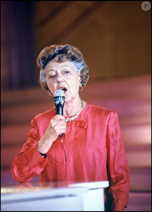 Il s'agit de la chanteuse Georgette Lemaire, star de la chanson française des années 60 à 80.

Archives - Georgette Lemaire lors de l'émission "Star 90", en 1991.

Photo : Bowen / Bestimage