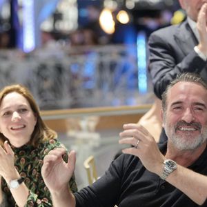 Jean Dujardin et Nathalie Péchalat (nouvelle présidente de l'association "Premiers de Cordée") - Dîner de charité Breitling à la Samaritaine pour l’association "Premiers de Cordée" à Paris le 4 avril 2024. L'association Premiers de Cordée propose des animations sportives auprès des enfants hospitalisés. ADN de l’association depuis sa création, ce programme comprend de nombreuses actions pour initier un maximum d’enfants malades et/ou en situation de handicap à la pratique sportive. © Rachid Bellak/Bestimage