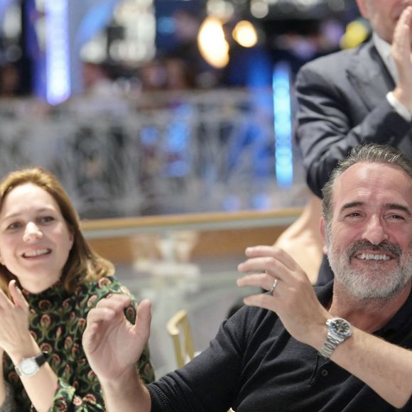 Jean Dujardin et Nathalie Péchalat (nouvelle présidente de l'association "Premiers de Cordée") - Dîner de charité Breitling à la Samaritaine pour l’association "Premiers de Cordée" à Paris le 4 avril 2024. L'association Premiers de Cordée propose des animations sportives auprès des enfants hospitalisés. ADN de l’association depuis sa création, ce programme comprend de nombreuses actions pour initier un maximum d’enfants malades et/ou en situation de handicap à la pratique sportive. © Rachid Bellak/Bestimage