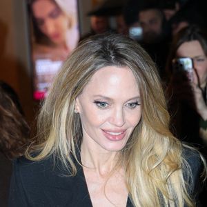 Dans une interview rapportée par le site américain People, Angelina Jolie confiait qu’elle serait prête à vivre à l’étranger une fois que Knox et Vivienne seront majeurs.

Paris, FRANCE Angelina Jolie est superbe dans un tailleur noir alors qu'elle assiste à la première de Costumes Paris le 9 février 2026.


Photo : Backgrid USA / Bestimage