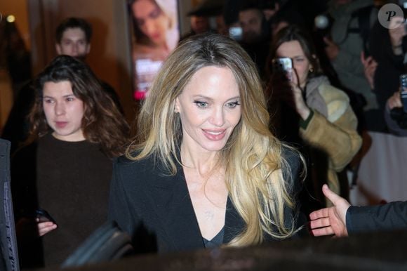 Dans une interview rapportée par le site américain People, Angelina Jolie confiait qu’elle serait prête à vivre à l’étranger une fois que Knox et Vivienne seront majeurs.

Paris, FRANCE Angelina Jolie est superbe dans un tailleur noir alors qu'elle assiste à la première de Costumes Paris le 9 février 2026.


Photo : Backgrid USA / Bestimage