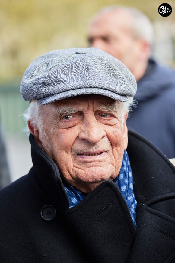 Après une cérémonie organisée dans l'intimité au crématorium du Père-Lachaise, sa famille a tenu à respecter une autre de ses dernières volontés.

Alain Belmondo - Inauguration de "La promenade Jean-Paul Belmondo" au terre-plein central du pont de Bir-Hakeim, ouvrage public communal situé sous le viaduc du métro aérien, à Paris (15e, 16e) le 12 avril 2023. © CYRIL MOREAU / BESTIMAGE
