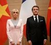 C'est l'image la plus commentée, ces dernières heures : lors de l'arrivée de l'avion présidentiel sur le tarmac de l'aéroport d'Hanoi, au Vietnam, plusieurs caméras ont immortalisé un geste brusque de Brigitte Macron envers son époux, Emmanuel Macron.
Le président français E. Macron et sa femme B. Macron, lors d'un dîner d'État au Centre international des congrès de Hanoi, au Vietnam. © Jeanne Accorsini / Pool / Bestimage
