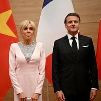 Après ce geste si commenté, Brigitte Macron réapparaît aux côtés du président dans un look très étudié