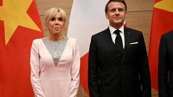 Après ce geste si commenté, Brigitte Macron réapparaît aux côtés du président dans un look très étudié