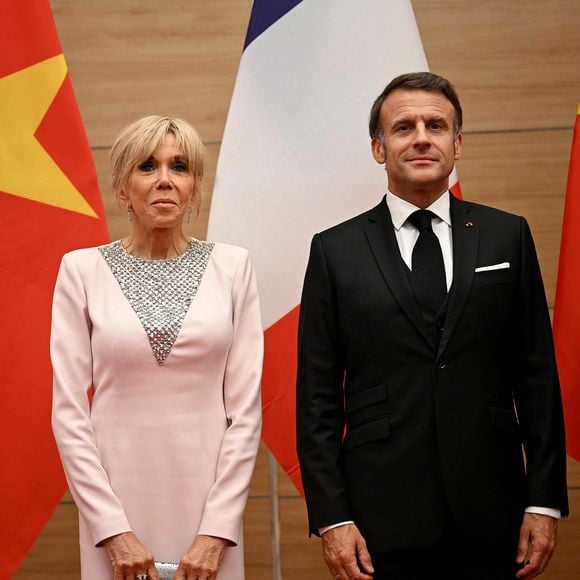 C'est l'image la plus commentée, ces dernières heures : lors de l'arrivée de l'avion présidentiel sur le tarmac de l'aéroport d'Hanoi, au Vietnam, plusieurs caméras ont immortalisé un geste brusque de Brigitte Macron envers son époux, Emmanuel Macron. 

Le président français E. Macron et sa femme B. Macron, lors d'un dîner d'État au Centre international des congrès de Hanoi, au Vietnam. © Jeanne Accorsini / Pool / Bestimage