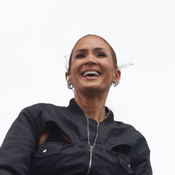 Vitaa a annoncé sur Instagram l’arrivée d’un nouveau membre dans sa famille. 

Vitaa  lors du concert à l'occasion de l'opération "vacances de OUF, journée des oubliés des vacances" pour les 80 ans du Secours Populaire au Champ-de-Mars à Paris. © Coadic Guirec / Bestimage