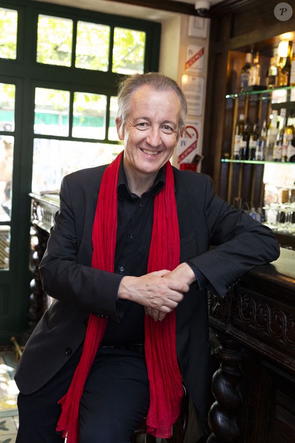Exclusif - Christophe Barbier - Séance de dédicaces "Les plumes de Ramatuelle" au café de l'Ormeau en marge du 41ème Festival de Ramatuelle le 7 aout 2025. © Cyril Bruneau / Festival de Ramatuelle / Bestimage