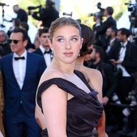 Helena Bailly en robe drapée au Festival de Cannes pendant que Pierre Garnier profite d'une adresse très prisée face à la mer