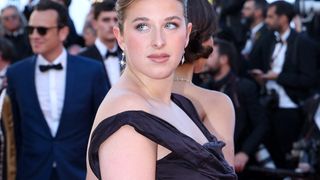 Helena Bailly en robe drapée au Festival de Cannes pendant que Pierre Garnier profite d'une adresse très prisée face à la mer